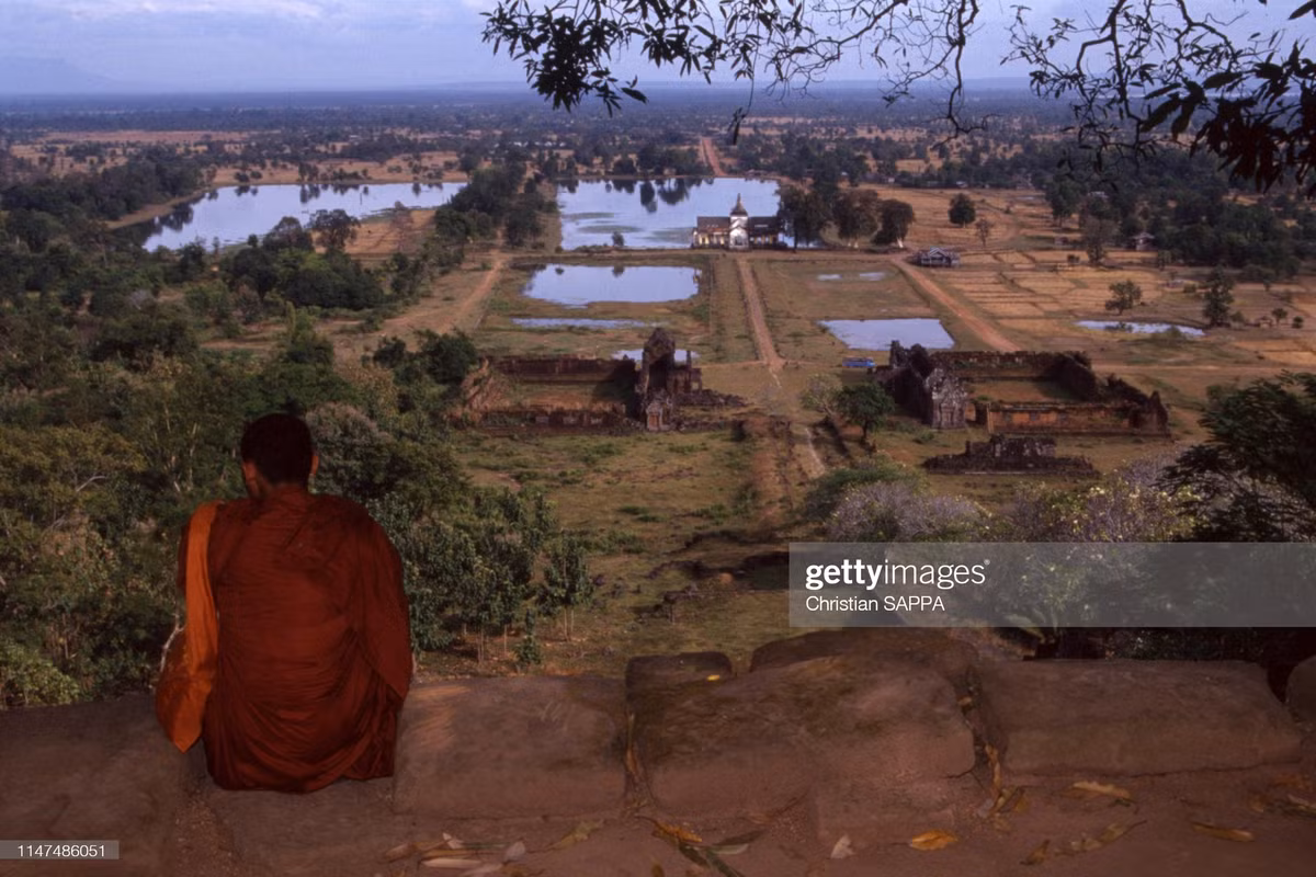 Chùa Wat Phou nhìn từ trên núi.
