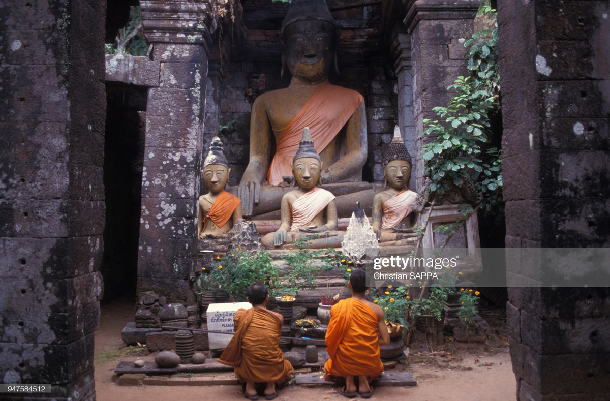 Các bức tượng Phật bên trong chùa Wat Phou.