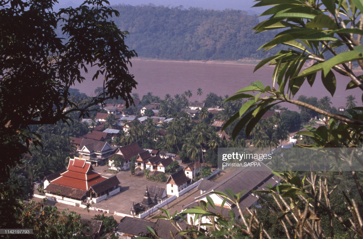 Chùa Wat May Souvannapoumaram ở Cố đô Luang Prabang nhìn từ trên cao, Lào năm 1990. Ảnh: Christian Sappa/ Getty Images.