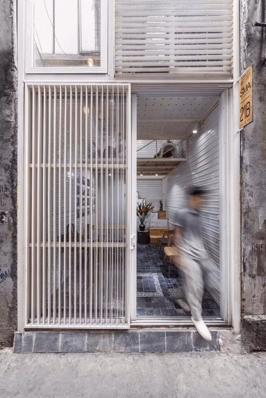 SMA254 ban đầu là một khu đất chỉ vỏn vẹn 10m2 trên phố Trần Tử Bình (quận Cầu Giấy, Hà Nội). Cả ba mặt của khu đất đều là nhà dân, mặt tiền nhìn ra một con hẻm khoảng 1m.