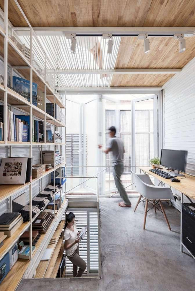 Tầng 1 bao gồm phòng khách và nhà vệ sinh. Tầng 2 và các gác lửng xen kẽ được bố trí thành phòng làm việc và một gian bếp nhỏ.