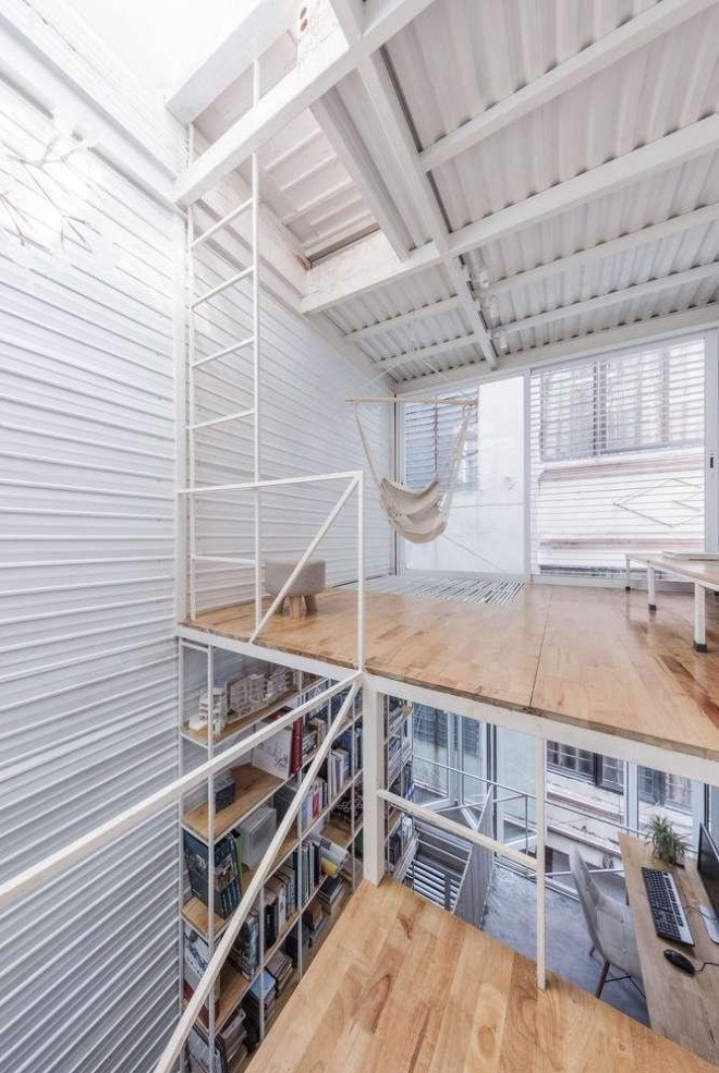 Để làm được những điều này, các kiến trúc sư thiết kế ngôi nhà thành 2 tầng chính, xen giữa là các gác lửng với chiều cao khác nhau để tạo sự thông thoáng và liên kết linh hoạt từ sàn tới mái nhà.