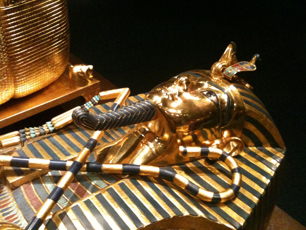 Ông đã đổi tên mình từ Tutankhaten, nghĩa là “hiện thân sống của thần Aten”, thành Tutankhamun (hiện thân sống của thần Amun) để bày tỏ sự tôn kính đối với thần Amun.