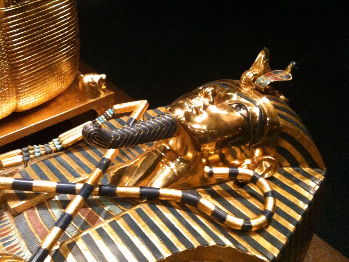 Ông đã đổi tên mình từ Tutankhaten, nghĩa là “hiện thân sống của thần Aten”, thành Tutankhamun (hiện thân sống của thần Amun) để bày tỏ sự tôn kính đối với thần Amun.