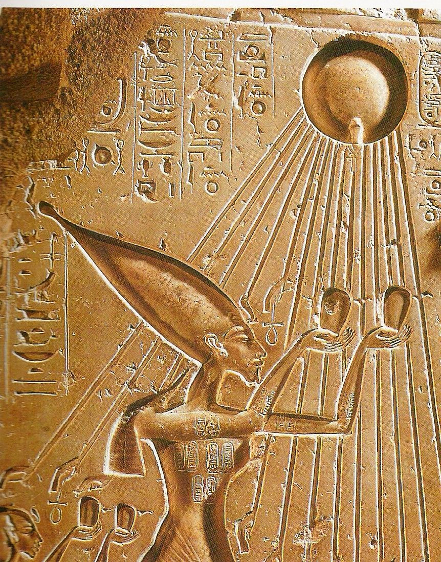 Theo các nhà nghiên cứu, Tutankhamun là con trai của Akhenaten, vị pharaoh thường được biết đến như vị vua dị giáo, người đã thay thế việc thờ cúng thần Amun theo truyền thống bằng thần mặt trời Aten.
