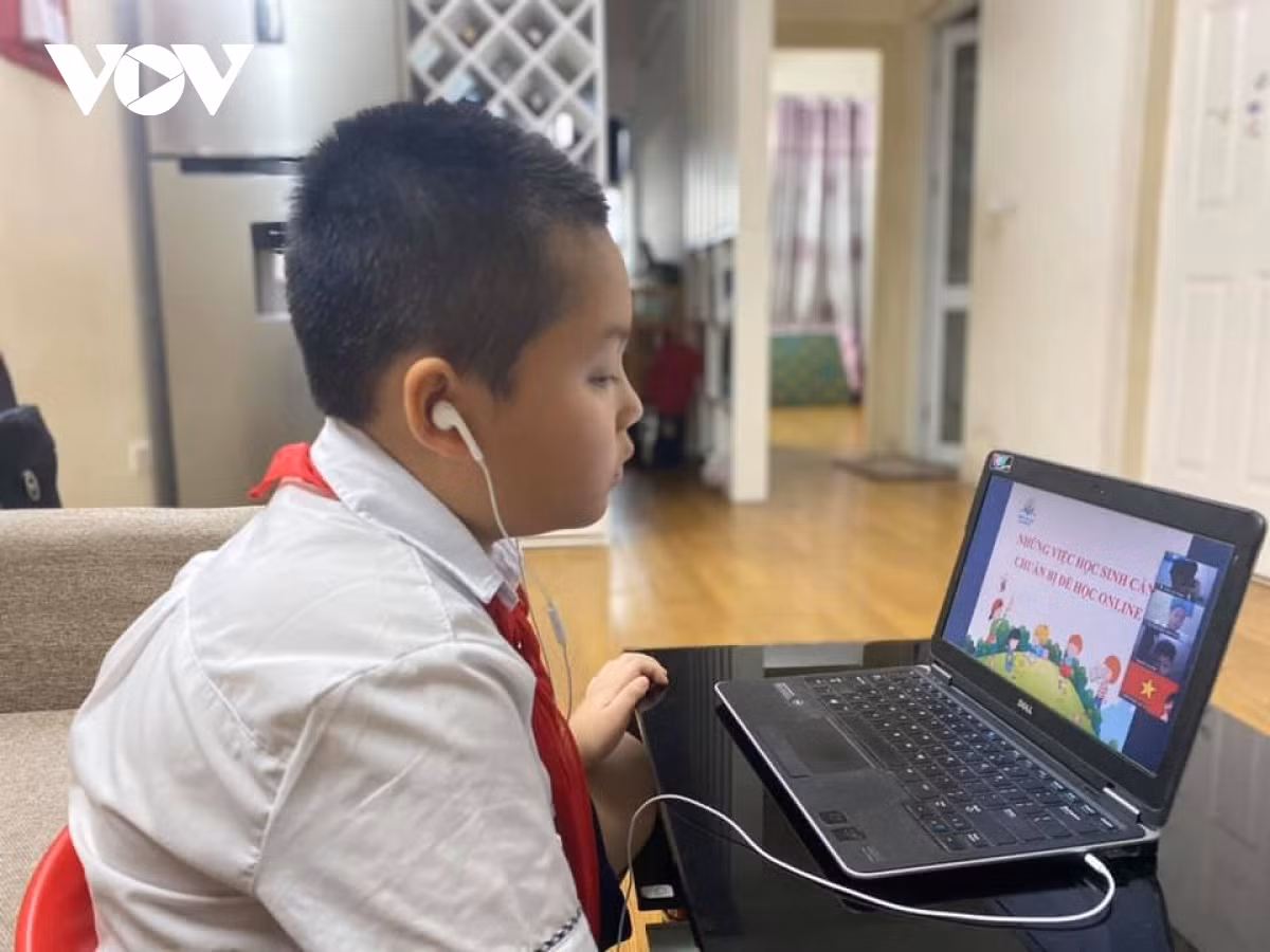 Co nen thiet ke rieng khung chuong trinh hoc truc tuyen?