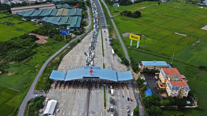 Sáng 9/9, hàng dài phương tiện ùn tắc tại trạm kiểm soát cao tốc Pháp Vân - Cầu Giẽ.