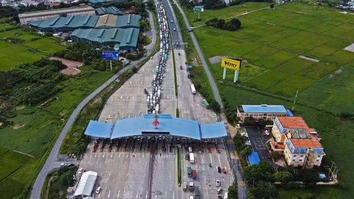 Sáng 9/9, hàng dài phương tiện ùn tắc tại trạm kiểm soát cao tốc Pháp Vân - Cầu Giẽ.