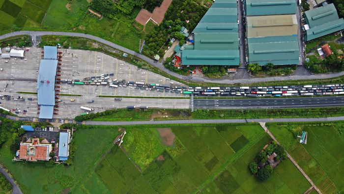 Việc kiểm soát tất cả xe, trong khi chỉ có một làn dành cho phương tiện luồng xanh được qua chốt khiến lượng lớn phương tiện bị ùn tắc. Trong hình, hàng trăm ôtô đang chuyển hướng để vào khu vực làn kiểm soát xe luồng xanh gây xung đột giao thông.