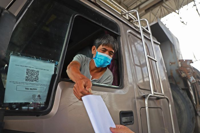 Ngoài mã QR luồng xanh vận tải, các giấy tờ có liên quan của tài xế cũng được thanh tra giao thông kiểm soát chặt. Việc này được thực hiện theo chỉ đạo của Sở GTVT Hà Nội nhằm kiểm soát các phương tiện đi từ vùng dịch và ngăn tình trạng tài xế lợi dụng được cấp mã luồng xanh vận tải để chở người và hàng hóa vi phạm.