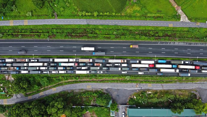 Hàng dài ôtô ùn ứ trên cao tốc Pháp Vân - Cầu Giẽ. Lúc 10h20, đoạn đường ùn tắc khoảng 3-4 km theo hướng vào nội đô.