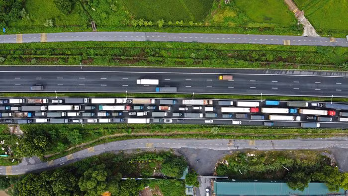 Hàng dài ôtô ùn ứ trên cao tốc Pháp Vân - Cầu Giẽ. Lúc 10h20, đoạn đường ùn tắc khoảng 3-4 km theo hướng vào nội đô.