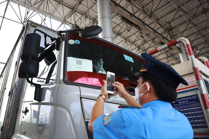 Tài xế Nguyễn Văn Ba (Tam Điệp, Ninh Bình) cho biết anh ủng hộ việc lực lượng chức năng kiểm soát chặt để ngăn ngừa nguy cơ dịch bệnh lây lan. Tuy nhiên, lực lượng tại chốt cần tăng cường và mở nhiều làn hơn nữa. "Chỉ có một làn dành cho xe luồng xanh với 2 thanh tra giao thông như vậy là quá tải, gây ùn tắc và ảnh hưởng lớn đến thời gian và chi phí đi lại của chúng tôi", anh Ba nói.