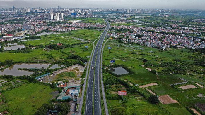 Trong khi đó, làn đường hướng nội đô thành phố thông thoáng xe cộ.