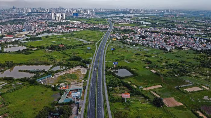 Trong khi đó, làn đường hướng nội đô thành phố thông thoáng xe cộ.