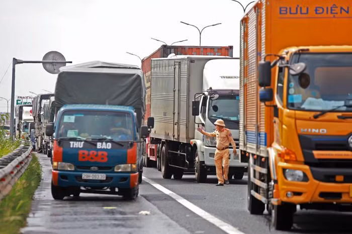 Đội Tuần tra kiểm soát giao thông đường bộ cao tốc số 3 (Cục CSGT) triển khai lực lượng từ xa, yêu cầu các tài xế đi đúng vào luồng phương tiện để tránh gây xung đột khi nhập vào làn kiểm soát luồng xanh vận tải.