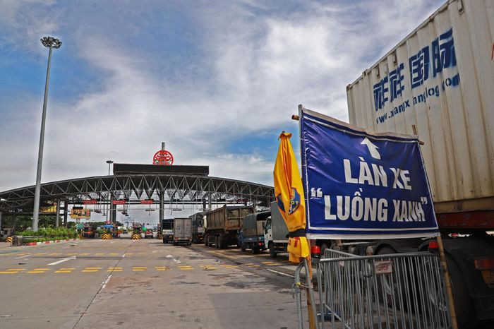 Lực lượng chức năng chỉ mở 2 làn kiểm soát để qua trạm thu phí, trong đó một làn dành cho xe luồng xanh vận tải do thanh tra giao thông phụ trách; làn còn lại dành cho các phương tiện khác do CSGT kiểm tra.