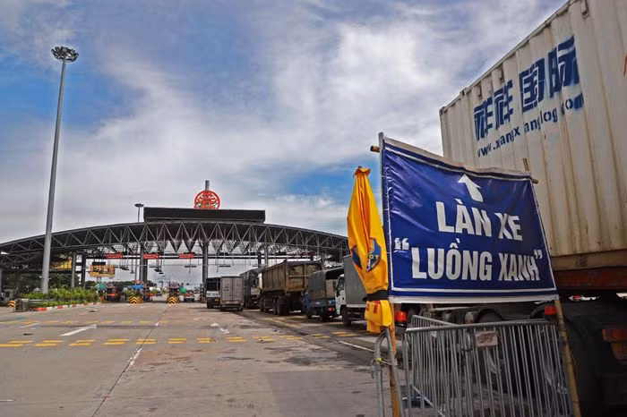 Lực lượng chức năng chỉ mở 2 làn kiểm soát để qua trạm thu phí, trong đó một làn dành cho xe luồng xanh vận tải do thanh tra giao thông phụ trách; làn còn lại dành cho các phương tiện khác do CSGT kiểm tra.