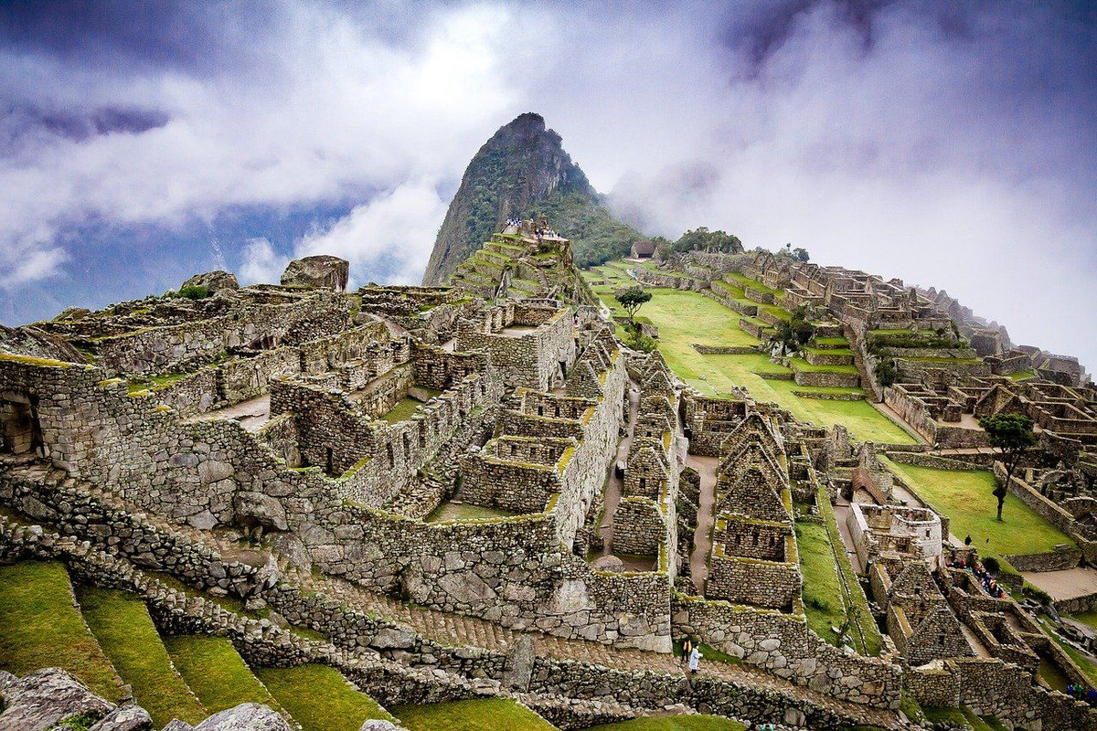 Phế tích Machu Picchu trải rộng trên một vùng núi đá hùng vĩ với hơn 3.000 bậc đá liên kết nhiều tầng nấc khác nhau của công trình. Sự lộng lẫy bí ẩn khiến nơi đây được coi là một trong những kỳ quan nhân tạo nổi tiếng nhất thế giới.