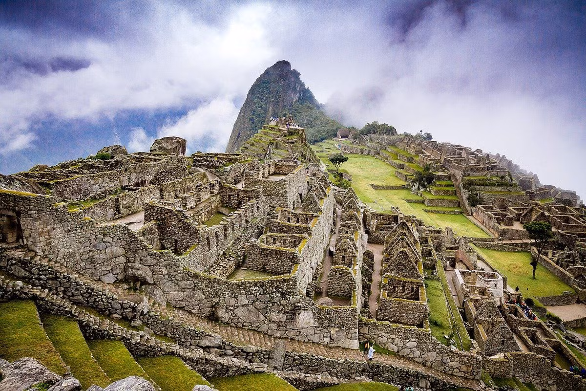 Phế tích Machu Picchu trải rộng trên một vùng núi đá hùng vĩ với hơn 3.000 bậc đá liên kết nhiều tầng nấc khác nhau của công trình. Sự lộng lẫy bí ẩn khiến nơi đây được coi là một trong những kỳ quan nhân tạo nổi tiếng nhất thế giới.