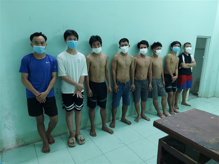 Nhom nguoi to chuc an nhau trong khu phong toa