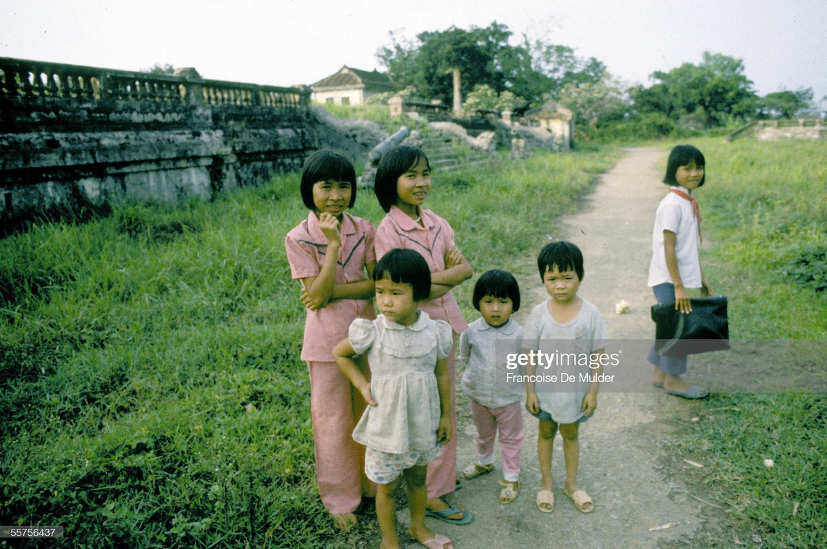 Những đứa trẻ bên nền điện Kiến Trung.