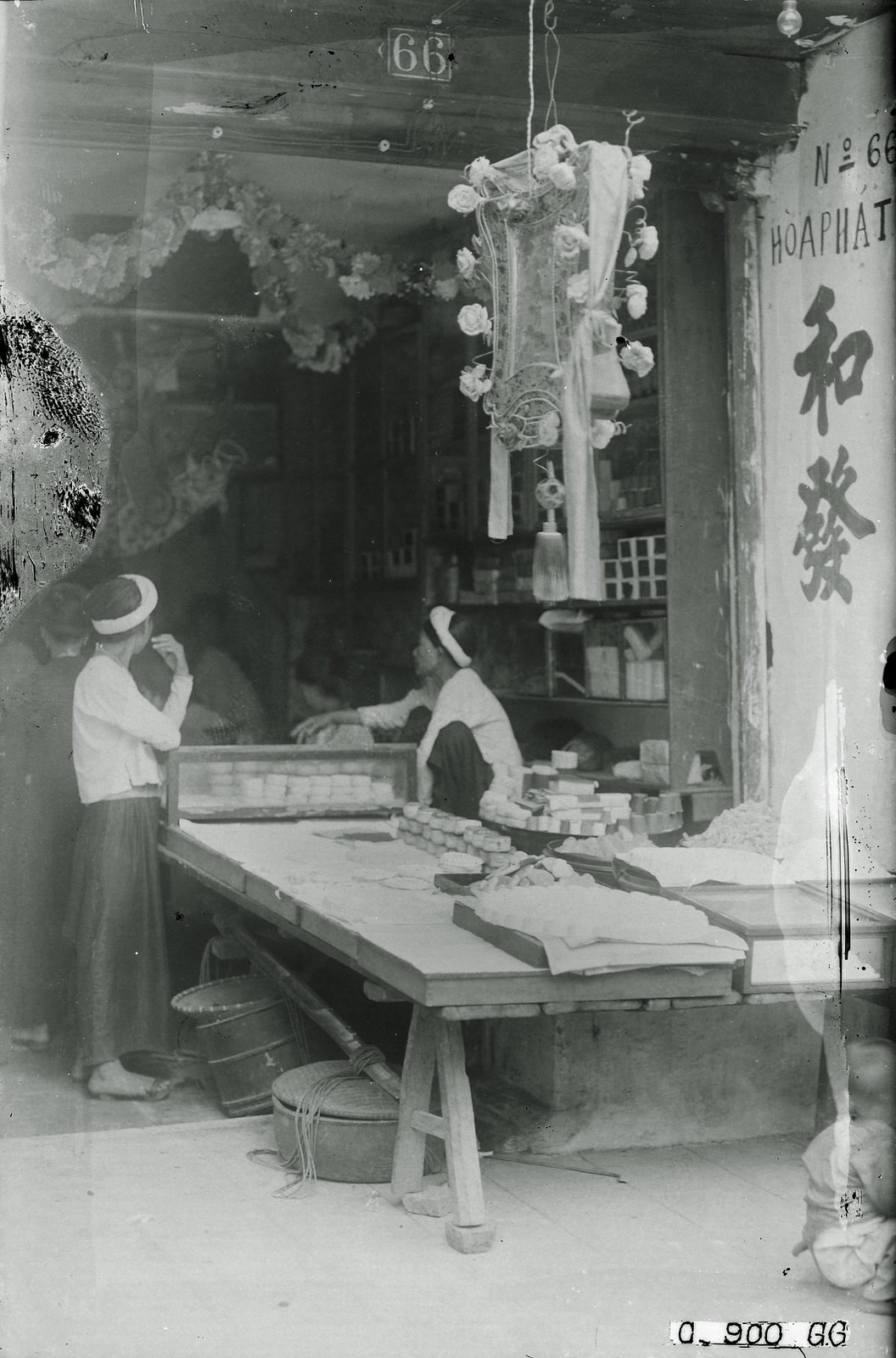 Cửa hàng bán bánh Trung thu "Hòa Phát" ở 66 phố Hàng Đường, Tết Trung thu Hà Nội năm 1926.