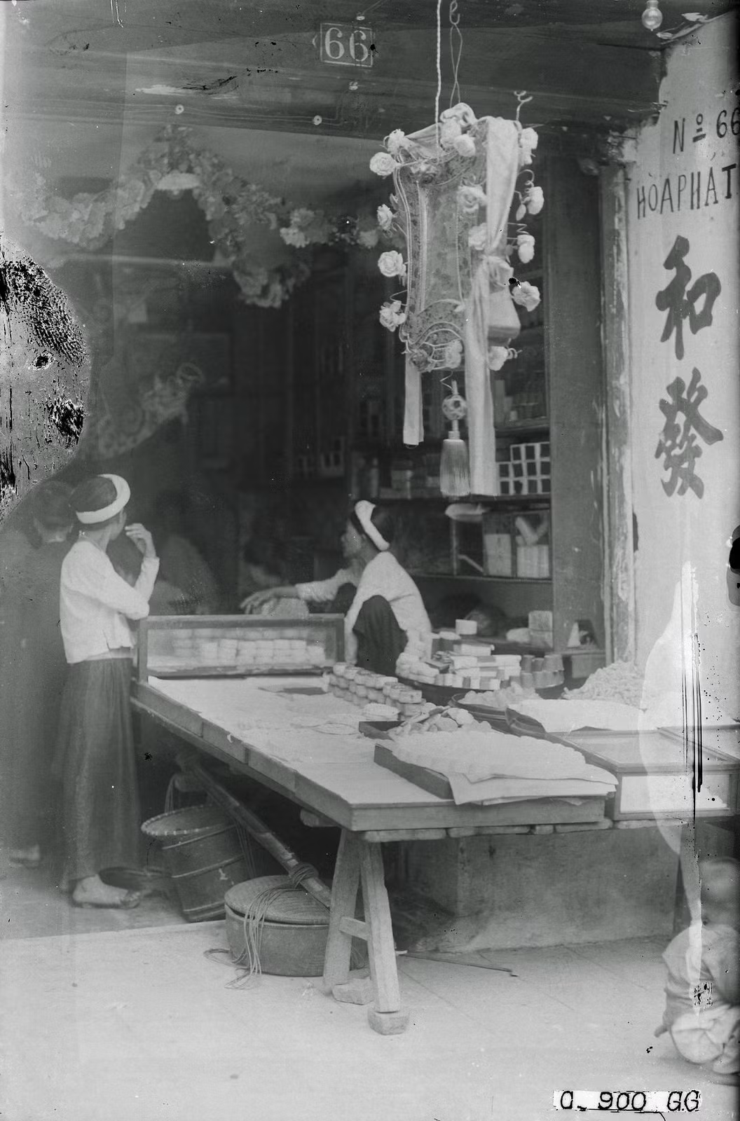 Cửa hàng bán bánh Trung thu "Hòa Phát" ở 66 phố Hàng Đường, Tết Trung thu Hà Nội năm 1926.