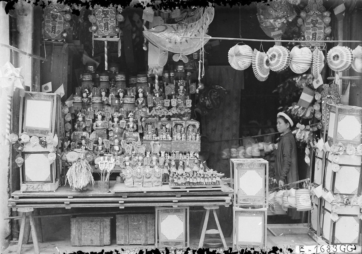 Các mặt hàng được bày bán tại một cửa hàng ở phố Hàng Gai: Đèn kéo quân (hình hộp), đèn lồng đủ loại, các ông tiến sĩ giấy...
