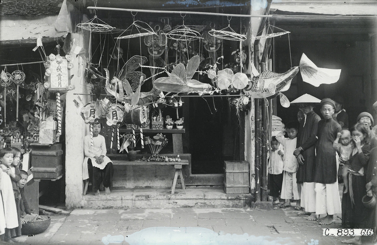 Những mẫu đèn hình côn trùng lạ mắt trên phố Hàng Gai.