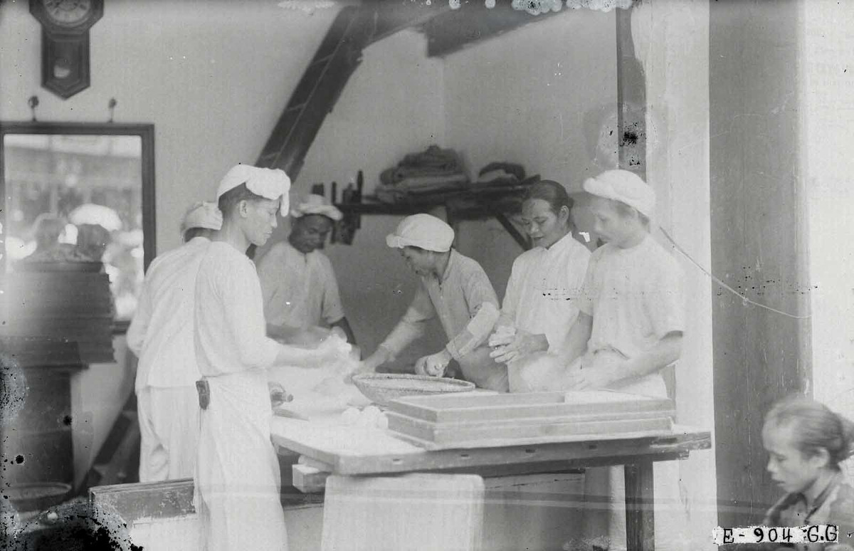 Xưởng làm bánh Trung thu trên phố Hàng Đường.