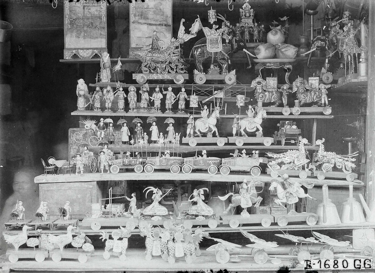 Một hình ảnh khác về các món đồ chơi trên phố Hàng Thiếc.