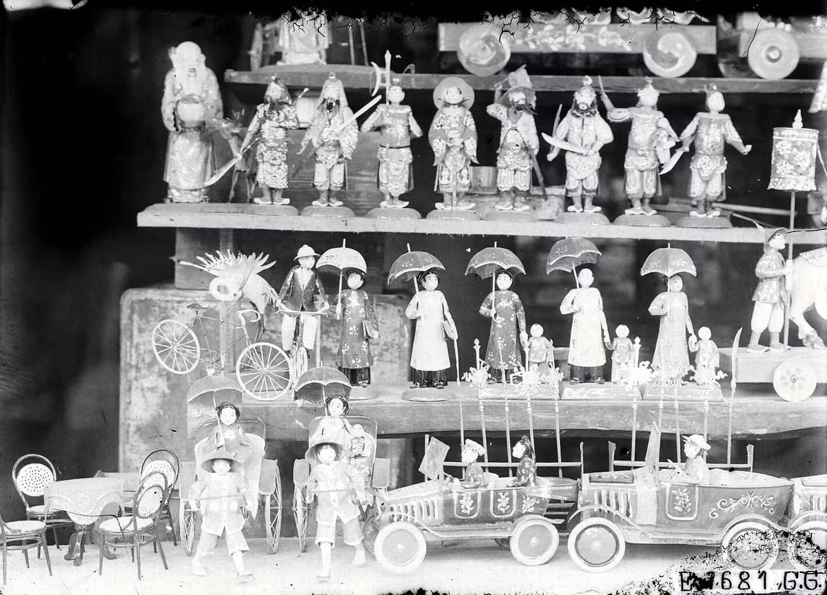 Những món đồ chơi Trung thu bằng thiếc - thường là từ vỏ đồ hộp cũ - được chế tác tài tình và bày bán ở phố Hàng Thiếc.