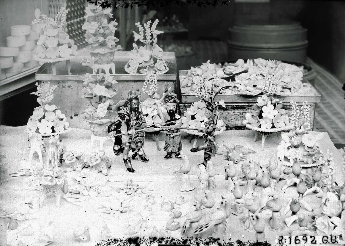 Tò he - những món đồ chơi nặn bằng bột gạo - được bày bán trên phố Hàng Đường.