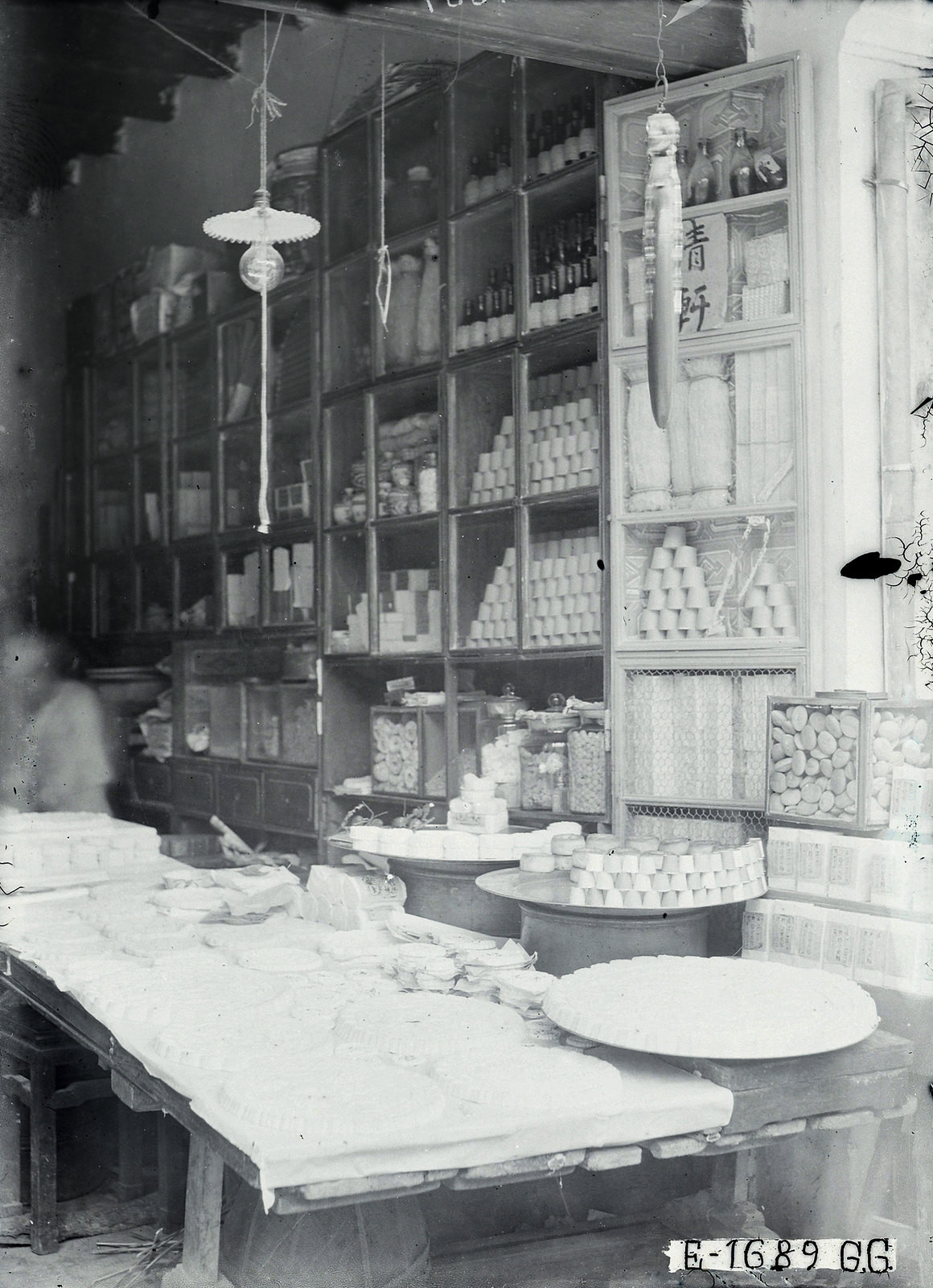 Các mặt hàng bày bán trong một cửa hiệu ở Hàng Đường.