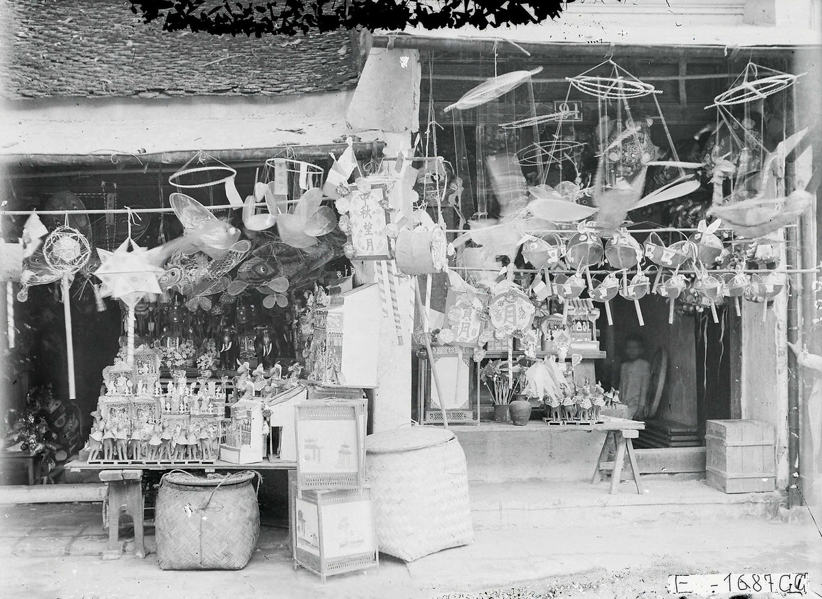 Một góc phố Hàng Gai với hai cửa hàng bán đồ Trung thu nằm cạnh nhau.