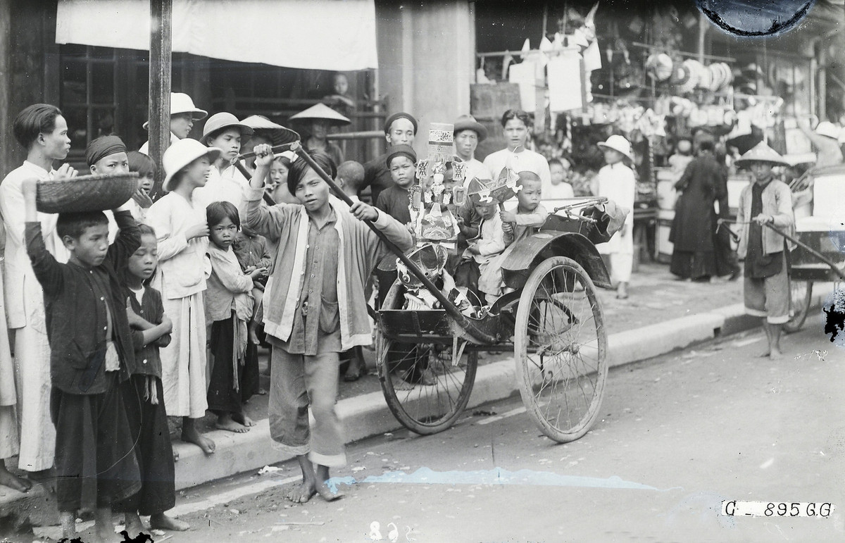Bầu không khí Tết Trung thu rộn ràng trên phố Hàng Gai, Hà Nội năm 1926.