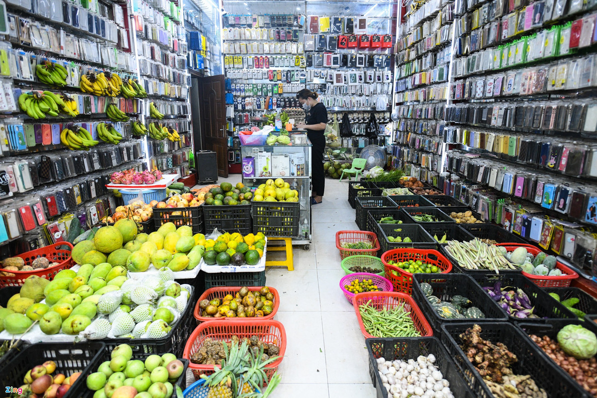 Anh tuan: Tiem dien thoai ban rau cu qua