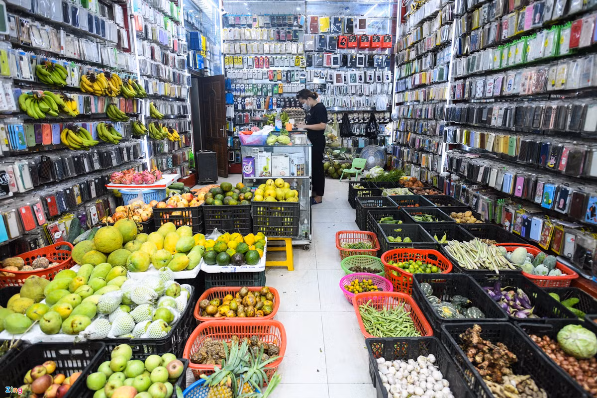 Anh tuan: Tiem dien thoai ban rau cu qua