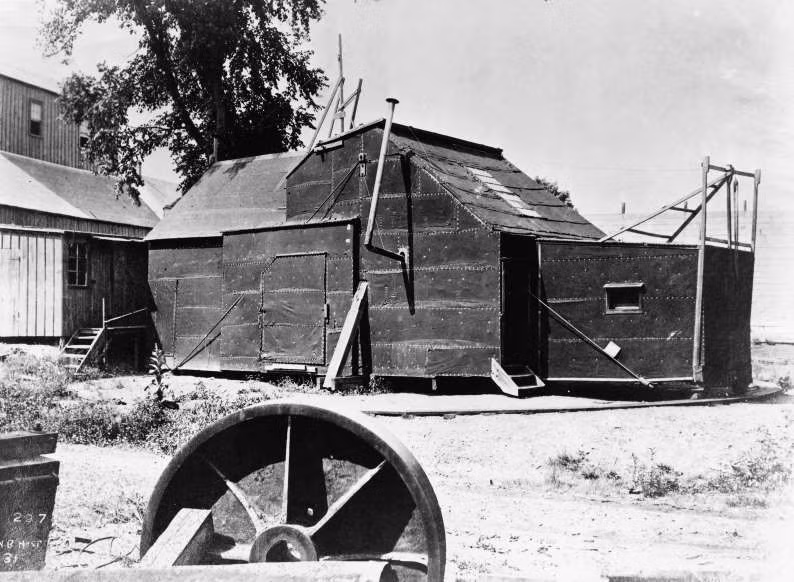 Tháng 2/1893, Edison cho xây dựng một xưởng phim nhỏ. Ông cho trình chiếu bộ phim đầu tiên của mình, với ba công nhân của ông đóng vai làm thợ rèn, vào tháng 5/1893.