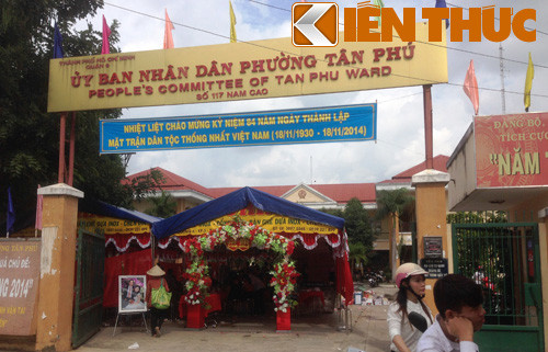 Lễ tân hôn tổ chức trong khuôn viên trụ sở UBND phường Tân Phú, quận 9.