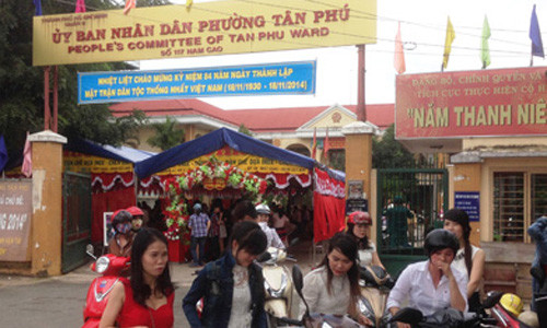 Suốt buổi trưa ngày nghỉ (chủ nhật 30/11), người dân địa phương vô cùng bức xúc không thể nghỉ ngơi vì bị tiếng nhạc và sự reo hò inh ỏi từ đám cưới trong trụ sở phường giữa khu dân cư.