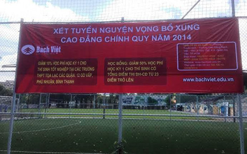 Mọi người ngỡ ngàng, bật cười khi nhìn thấy tấm băng rôn tuyển sinh sai chính tả của trường Cao đẳng Bách Việt.