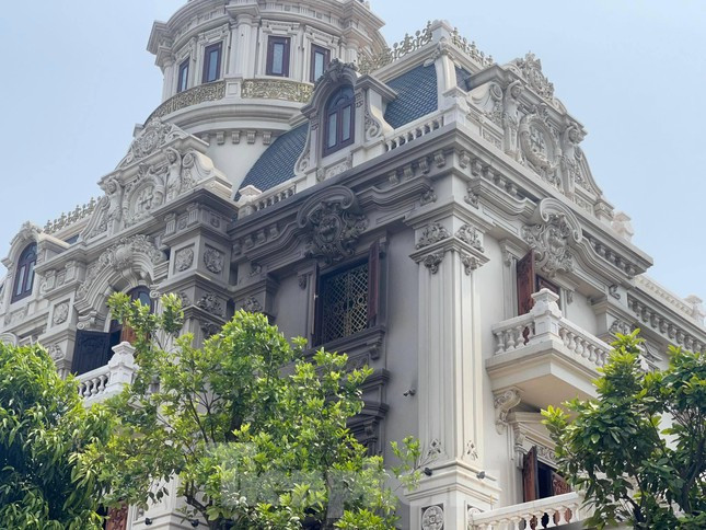 Giới kinh doanh bất động sản nhận định giá trị của tòa "lâu đài" này lên đến vài trăm tỷ đồng.