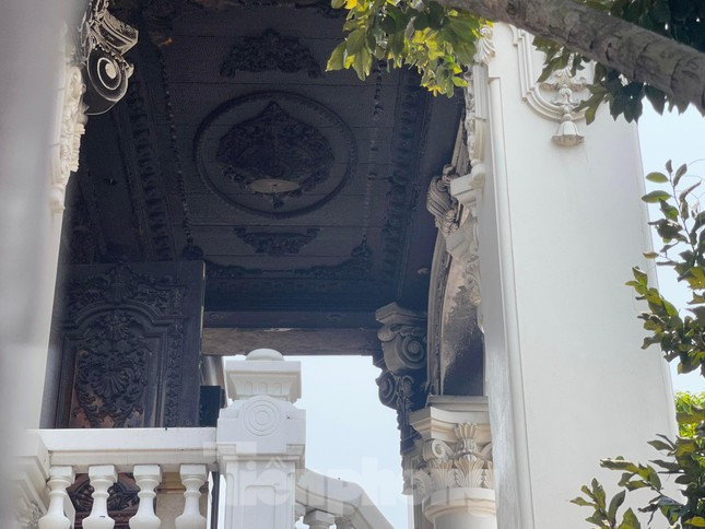 Cửa gỗ, trần gỗ phía bên ngoài hiên cũng bị cháy đen.