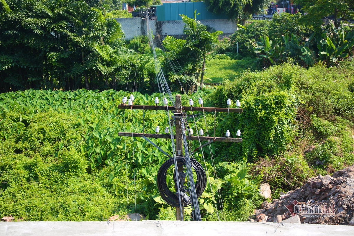 Trên địa bàn TT. Phú Xuyên có 3km đường dây thông tin tín hiệu đường sắt chạy qua.