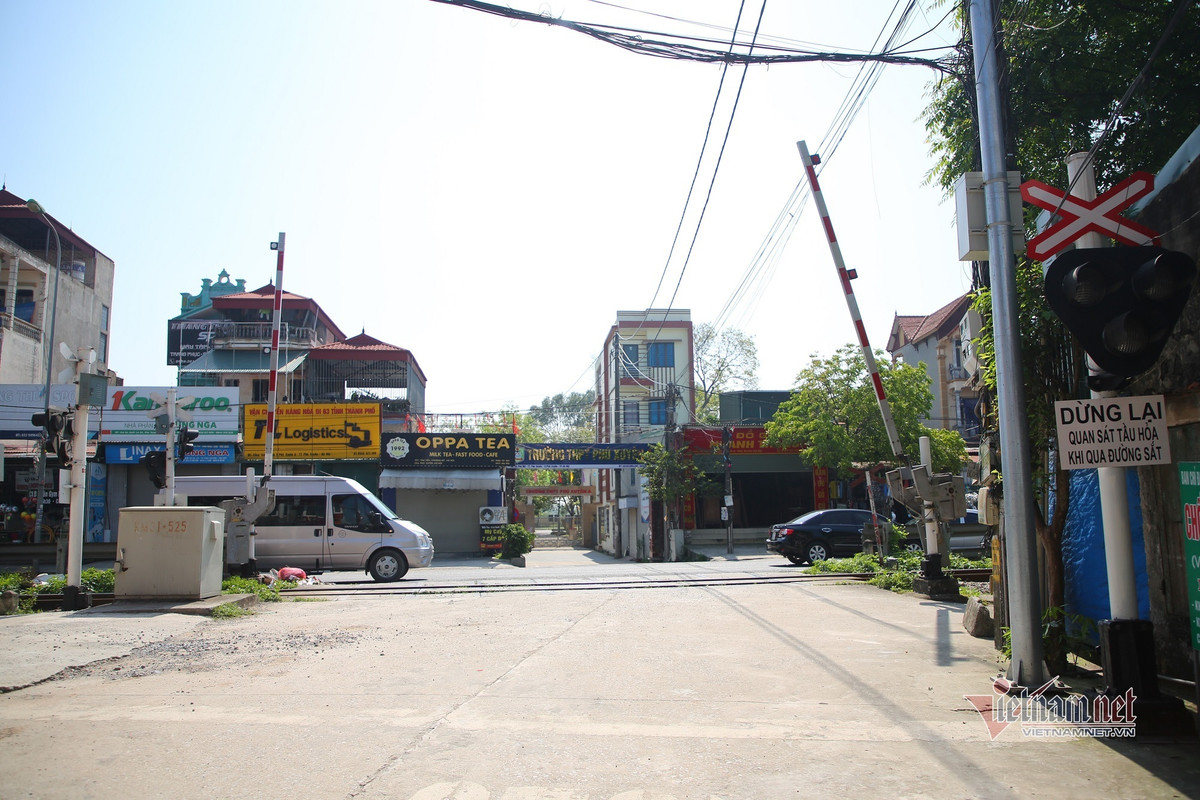 Ông Nguyễn Phương Nam, Phó Giám đốc Công ty CP thông tin tín hiệu đường sắt Hà Nội cho biết “Việc các hộ dân xây nhà trùm lên đường dây thông tin liên lạc hoặc bó các dây lại đã gây mất an toàn chạy tàu nghiêm trọng. Nếu mất thông tin liên lạc khi tàu đang chạy sẽ dễ dẫn đến sự cố tai nạn.