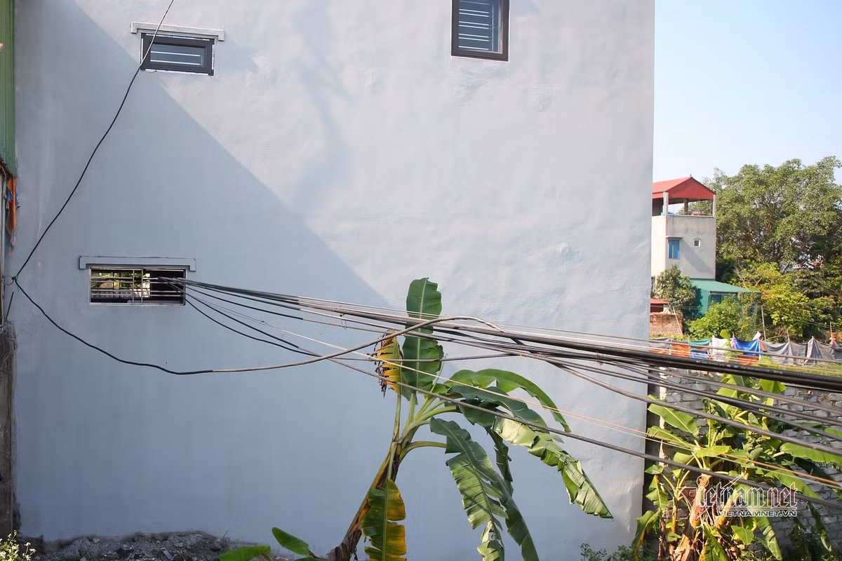 Toàn bộ đường dây thông tin đường sắt đã “chui tọt” vào lòng nhà dân này. 