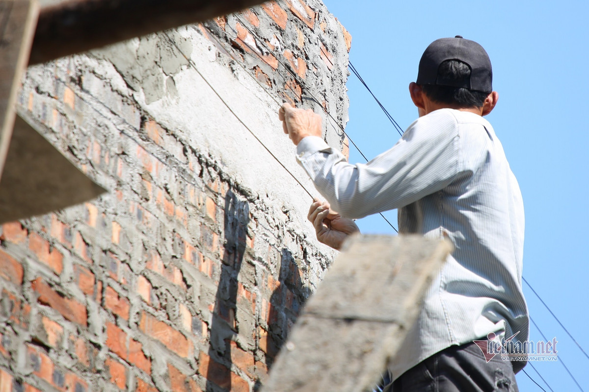 Toàn bộ hệ đường dây thông tin liên lạc đã bị căng, kéo khi đi qua công trình nhà ông Hinh.