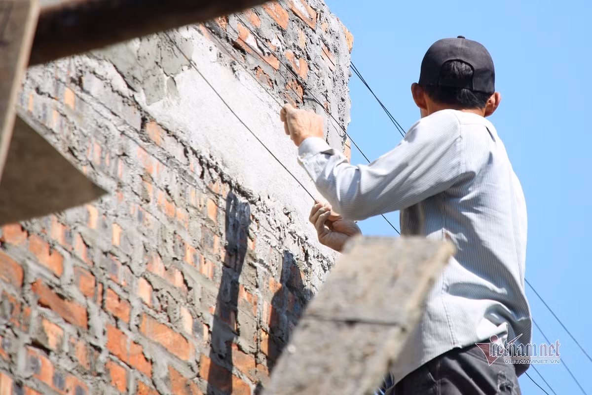 Toàn bộ hệ đường dây thông tin liên lạc đã bị căng, kéo khi đi qua công trình nhà ông Hinh.